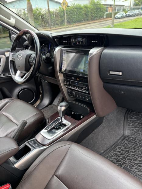 TOYOTA Hilux SW4 2.8 16V 4P SRX 4X4 7 LUGARES TURBO DIESEL AUTOMTICO, Foto 9