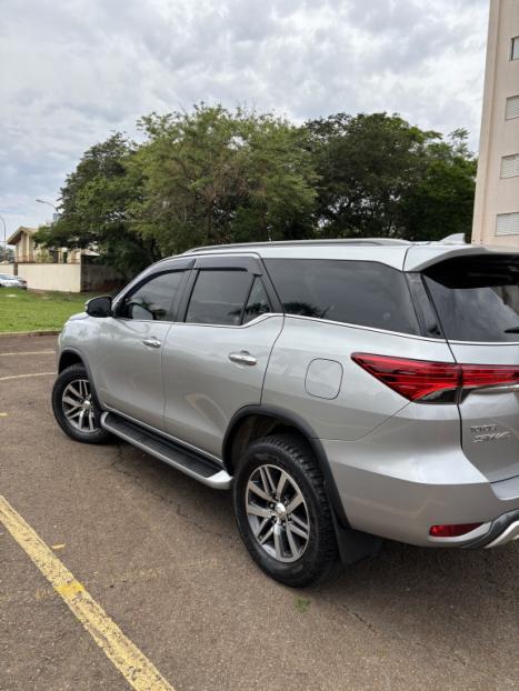 TOYOTA Hilux SW4 2.8 16V 4P SRX 4X4 7 LUGARES TURBO DIESEL AUTOMTICO, Foto 4