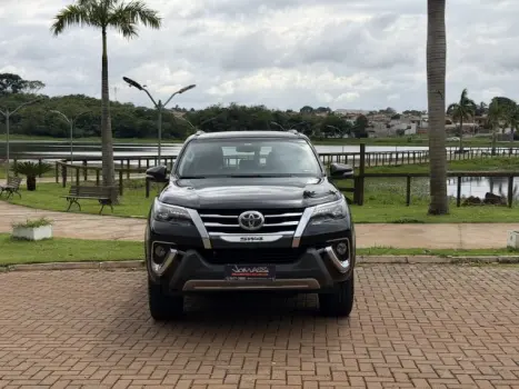 TOYOTA Hilux SW4 2.8 4P SRX 4X4 TURBO DIESEL AUTOMTICO, Foto 2