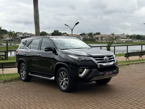 TOYOTA Hilux SW4 2.8 4P SRX 4X4 TURBO DIESEL AUTOMTICO, Foto 3