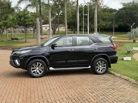 TOYOTA Hilux SW4 2.8 4P SRX 4X4 TURBO DIESEL AUTOMTICO, Foto 4