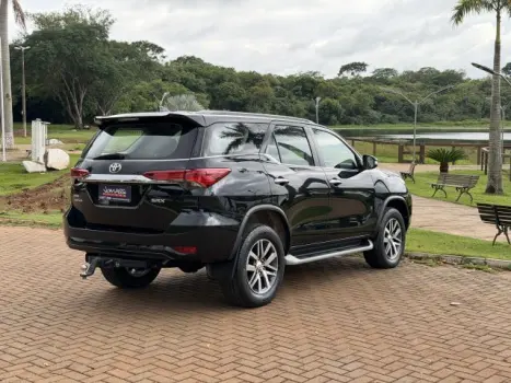 TOYOTA Hilux SW4 2.8 4P SRX 4X4 TURBO DIESEL AUTOMTICO, Foto 6