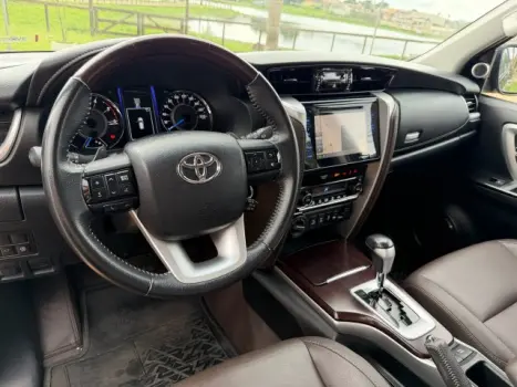 TOYOTA Hilux SW4 2.8 4P SRX 4X4 TURBO DIESEL AUTOMTICO, Foto 9