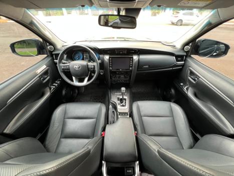 TOYOTA Hilux SW4 2.8 16V 4P SRX 4X4 7 LUGARES TURBO DIESEL AUTOMTICO, Foto 2