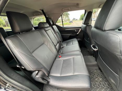 TOYOTA Hilux SW4 2.8 16V 4P SRX 4X4 7 LUGARES TURBO DIESEL AUTOMTICO, Foto 4