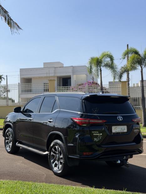 TOYOTA Hilux SW4 2.8 4P SRX 4X4 DIAMOND 7 LUGARES TURBO DIESEL AUTOM�TICO, Foto 4