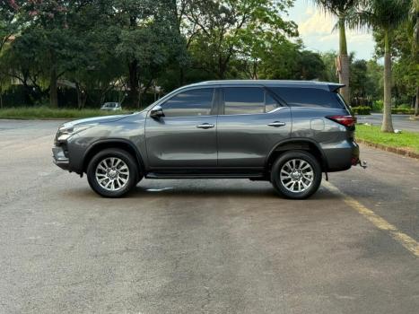 TOYOTA Hilux SW4 2.8 4P SRX 4X4 DIAMOND 7 LUGARES TURBO DIESEL AUTOM�TICO, Foto 3