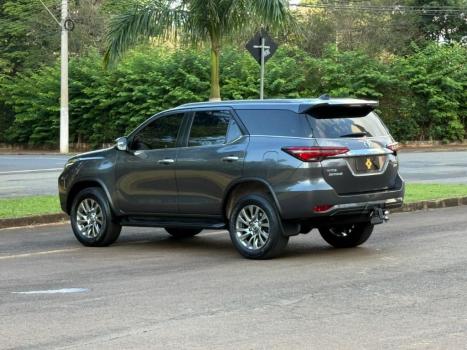 TOYOTA Hilux SW4 2.8 4P SRX 4X4 DIAMOND 7 LUGARES TURBO DIESEL AUTOM�TICO, Foto 6