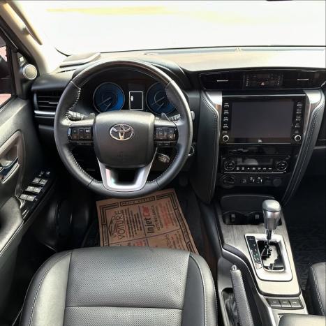 TOYOTA Hilux SW4 2.8 4P SRX 4X4 DIAMOND 7 LUGARES TURBO DIESEL AUTOM�TICO, Foto 12