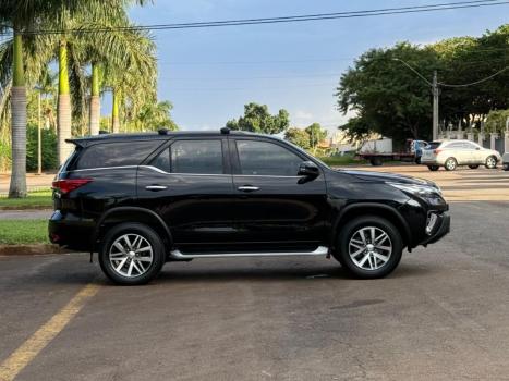 TOYOTA Hilux SW4 2.8 4P SRX 4X4 DIAMOND 7 LUGARES TURBO DIESEL AUTOM�TICO, Foto 3