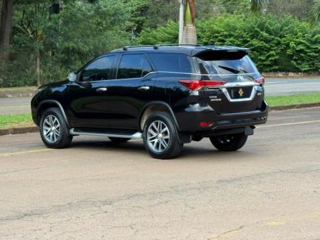 TOYOTA Hilux SW4 2.8 4P SRX 4X4 DIAMOND 7 LUGARES TURBO DIESEL AUTOM�TICO, Foto 4