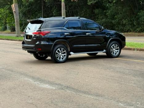 TOYOTA Hilux SW4 2.8 4P SRX 4X4 DIAMOND 7 LUGARES TURBO DIESEL AUTOM�TICO, Foto 6