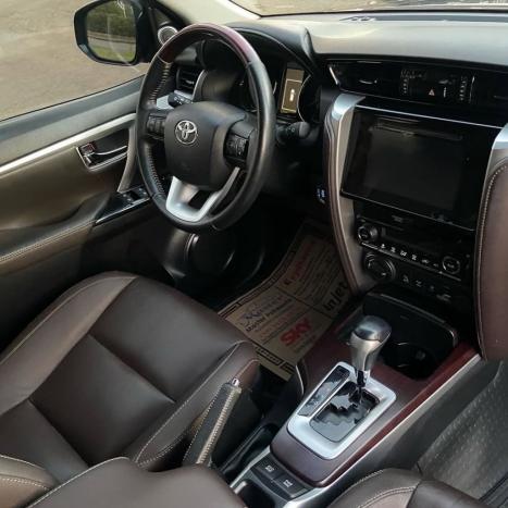 TOYOTA Hilux SW4 2.8 4P SRX 4X4 DIAMOND 7 LUGARES TURBO DIESEL AUTOM�TICO, Foto 13