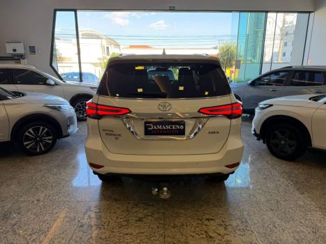 TOYOTA Hilux SW4 2.8 16V 4P SRX 4X4 7 LUGARES TURBO DIESEL AUTOM�TICO, Foto 4