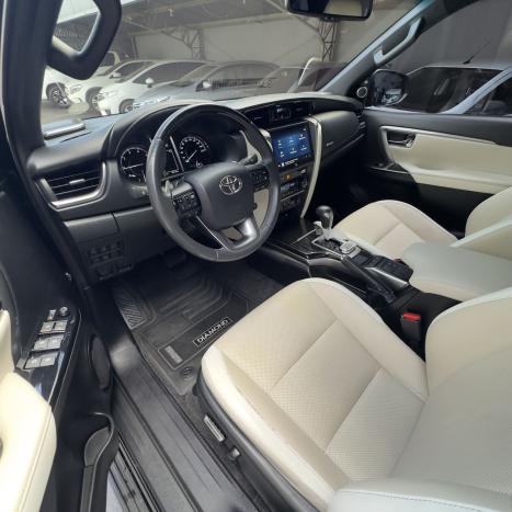 TOYOTA Hilux SW4 2.8 4P SRX 4X4 DIAMOND 7 LUGARES TURBO DIESEL AUTOM�TICO, Foto 7