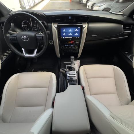 TOYOTA Hilux SW4 2.8 4P SRX 4X4 DIAMOND 7 LUGARES TURBO DIESEL AUTOM�TICO, Foto 8