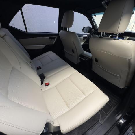 TOYOTA Hilux SW4 2.8 4P SRX 4X4 DIAMOND 7 LUGARES TURBO DIESEL AUTOM�TICO, Foto 13