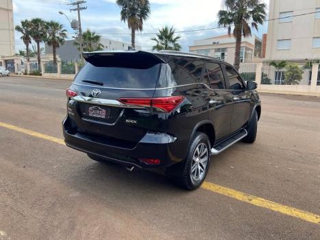 TOYOTA Hilux SW4 2.8 4P SRX 4X4 TURBO DIESEL AUTOM�TICO, Foto 3