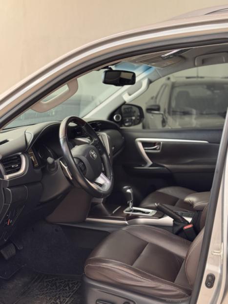 TOYOTA Hilux SW4 2.8 4P SRX 4X4 TURBO DIESEL AUTOM�TICO, Foto 6