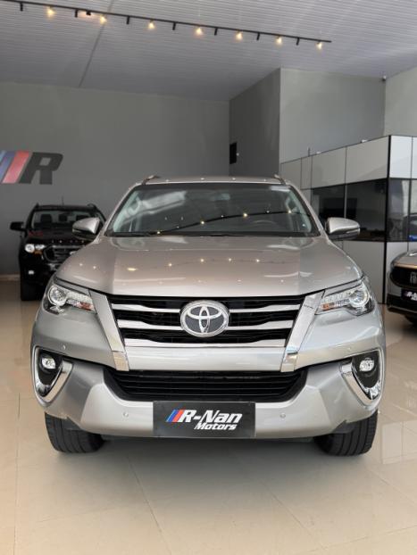 TOYOTA Hilux SW4 2.8 4P SRX 4X4 TURBO DIESEL AUTOM�TICO, Foto 2