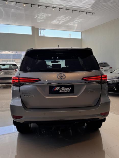 TOYOTA Hilux SW4 2.8 4P SRX 4X4 TURBO DIESEL AUTOM�TICO, Foto 4