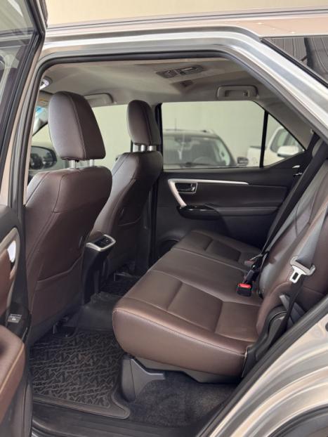 TOYOTA Hilux SW4 2.8 4P SRX 4X4 TURBO DIESEL AUTOM�TICO, Foto 8