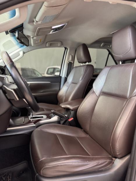 TOYOTA Hilux SW4 2.8 4P SRX 4X4 TURBO DIESEL AUTOM�TICO, Foto 7