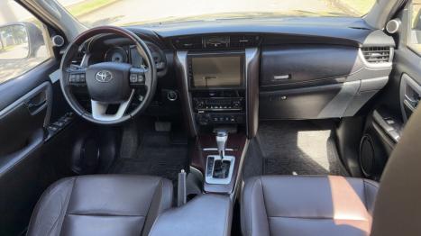 TOYOTA Hilux SW4 2.8 4P SRX 4X4 TURBO DIESEL AUTOM�TICO, Foto 2