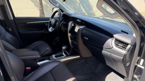 TOYOTA Hilux SW4 2.8 4P SRX 4X4 TURBO DIESEL AUTOM�TICO, Foto 3