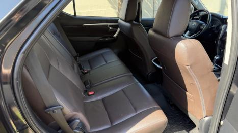 TOYOTA Hilux SW4 2.8 4P SRX 4X4 TURBO DIESEL AUTOM�TICO, Foto 5