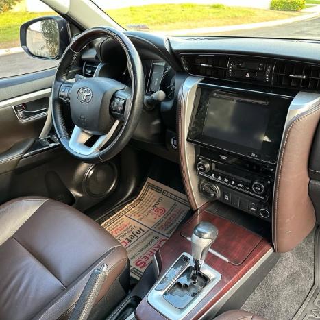 TOYOTA Hilux SW4 2.8 4P SRX 4X4 TURBO DIESEL AUTOM�TICO, Foto 5