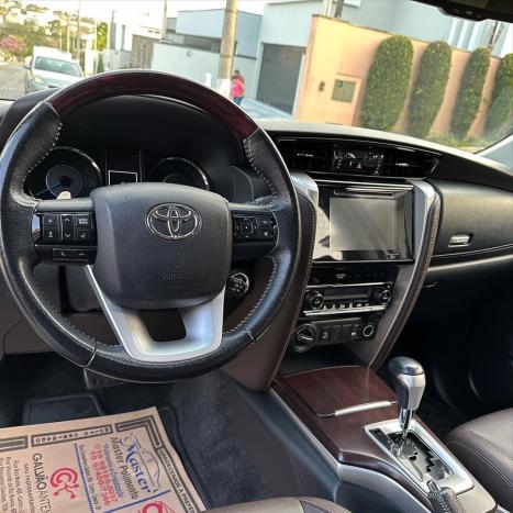 TOYOTA Hilux SW4 2.8 4P SRX 4X4 TURBO DIESEL AUTOM�TICO, Foto 6