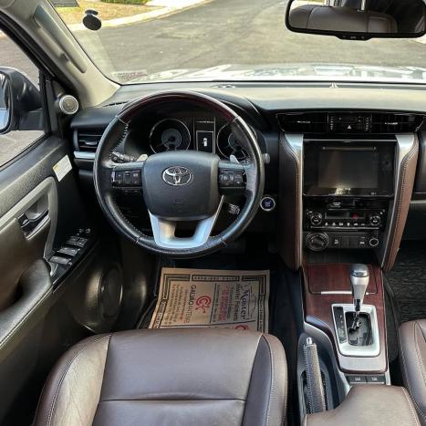 TOYOTA Hilux SW4 2.8 4P SRX 4X4 TURBO DIESEL AUTOM�TICO, Foto 7