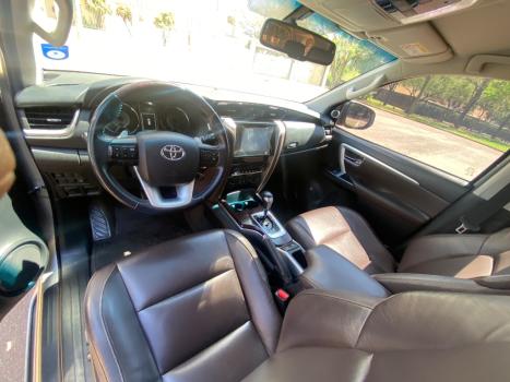 TOYOTA Hilux SW4 2.8 4P SRX 4X4 TURBO DIESEL AUTOMÁTICO, Foto 8