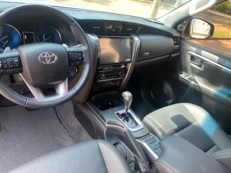 TOYOTA Hilux SW4 2.8 16V 4P SRX PLATINUM 4X4 7 LUGARES TURBO DIESEL AUTOM�TICO, Foto 9