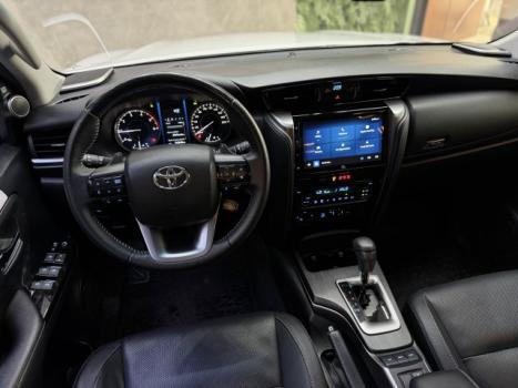 TOYOTA Hilux SW4 2.8 4P SRX 4X4 TURBO DIESEL AUTOMÁTICO, Foto 9