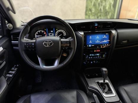 TOYOTA Hilux SW4 2.8 4P SRX 4X4 TURBO DIESEL AUTOMÁTICO, Foto 10
