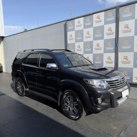 TOYOTA Hilux SW4 3.0 16V 4P SRV 4X4 7 LUGARES TURBO DIESEL AUTOMTICO, Foto 1