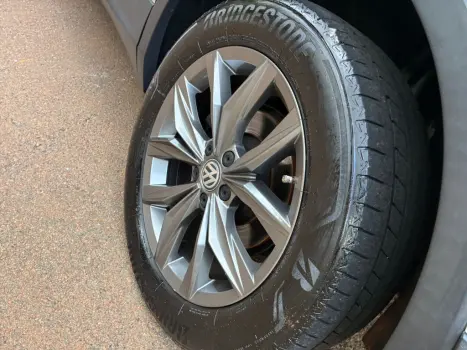 VOLKSWAGEN Tiguan 1.4 250 TSI TOTAL FLEX ALLSPACE COMFORTLINE TURBO AUTOM�TICO TIPTRONIC, Foto 11