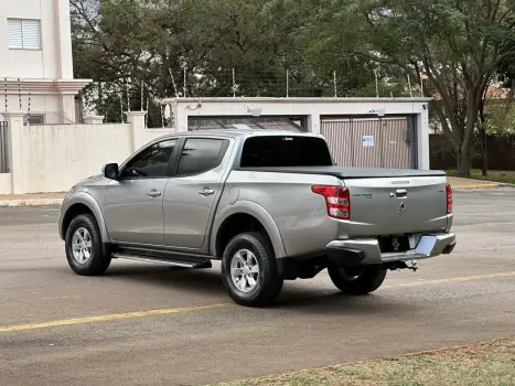 MITSUBISHI L 200 Triton 2.4 16V SPORT HPE TOP 4X4 CABINE DUPLA TURBO DIESEL AUTOMTICO, Foto 4