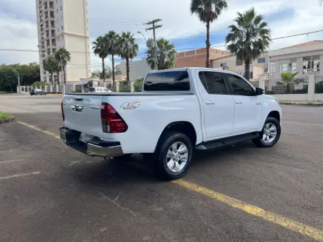 TOYOTA Hilux Caminhonete 2.8 16V 4P SR 4X4 DIESEL CABINE DUPLA AUTOMTICO, Foto 4