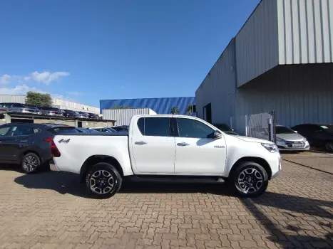 TOYOTA Hilux Caminhonete 2.8 16V SRX 4X4 DIESEL CABINE DUPLA AUTOMTICO, Foto 4