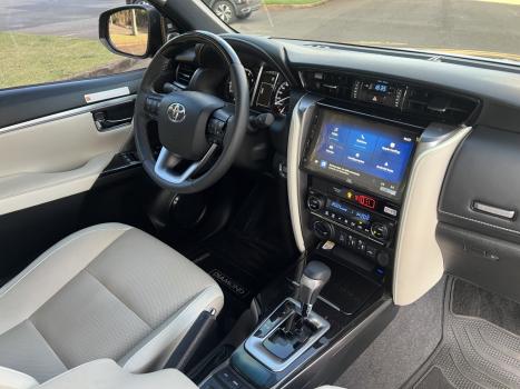 TOYOTA Hilux SW4 2.8 4P SRX 4X4 DIAMOND 7 LUGARES TURBO DIESEL AUTOMTICO, Foto 16