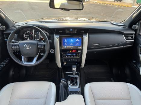 TOYOTA Hilux SW4 2.8 4P SRX 4X4 DIAMOND 7 LUGARES TURBO DIESEL AUTOMTICO, Foto 14