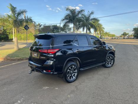 TOYOTA Hilux SW4 2.8 4P SRX 4X4 DIAMOND 7 LUGARES TURBO DIESEL AUTOMTICO, Foto 5