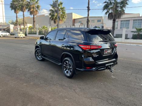 TOYOTA Hilux SW4 2.8 4P SRX 4X4 DIAMOND 7 LUGARES TURBO DIESEL AUTOMTICO, Foto 6