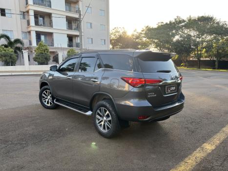 TOYOTA Hilux SW4 2.8 16V 4P SRX 4X4 7 LUGARES TURBO DIESEL AUTOMTICO, Foto 5