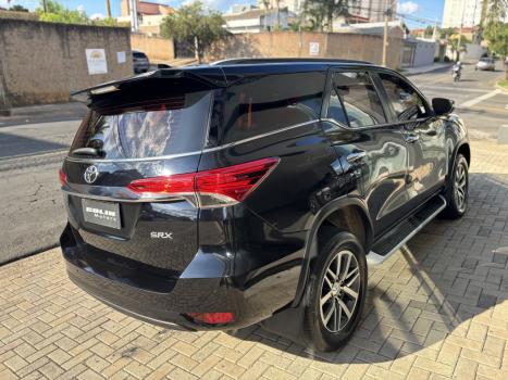 TOYOTA Hilux SW4 2.8 16V 4P SRX 4X4 7 LUGARES TURBO DIESEL AUTOMTICO, Foto 4