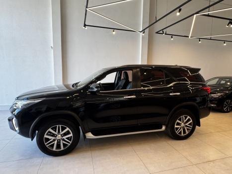 TOYOTA Hilux SW4 2.8 16V 4P SRX 4X4 7 LUGARES TURBO DIESEL AUTOMTICO, Foto 3
