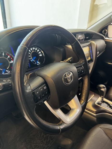 TOYOTA Hilux SW4 2.8 16V 4P SRX 4X4 7 LUGARES TURBO DIESEL AUTOMTICO, Foto 4